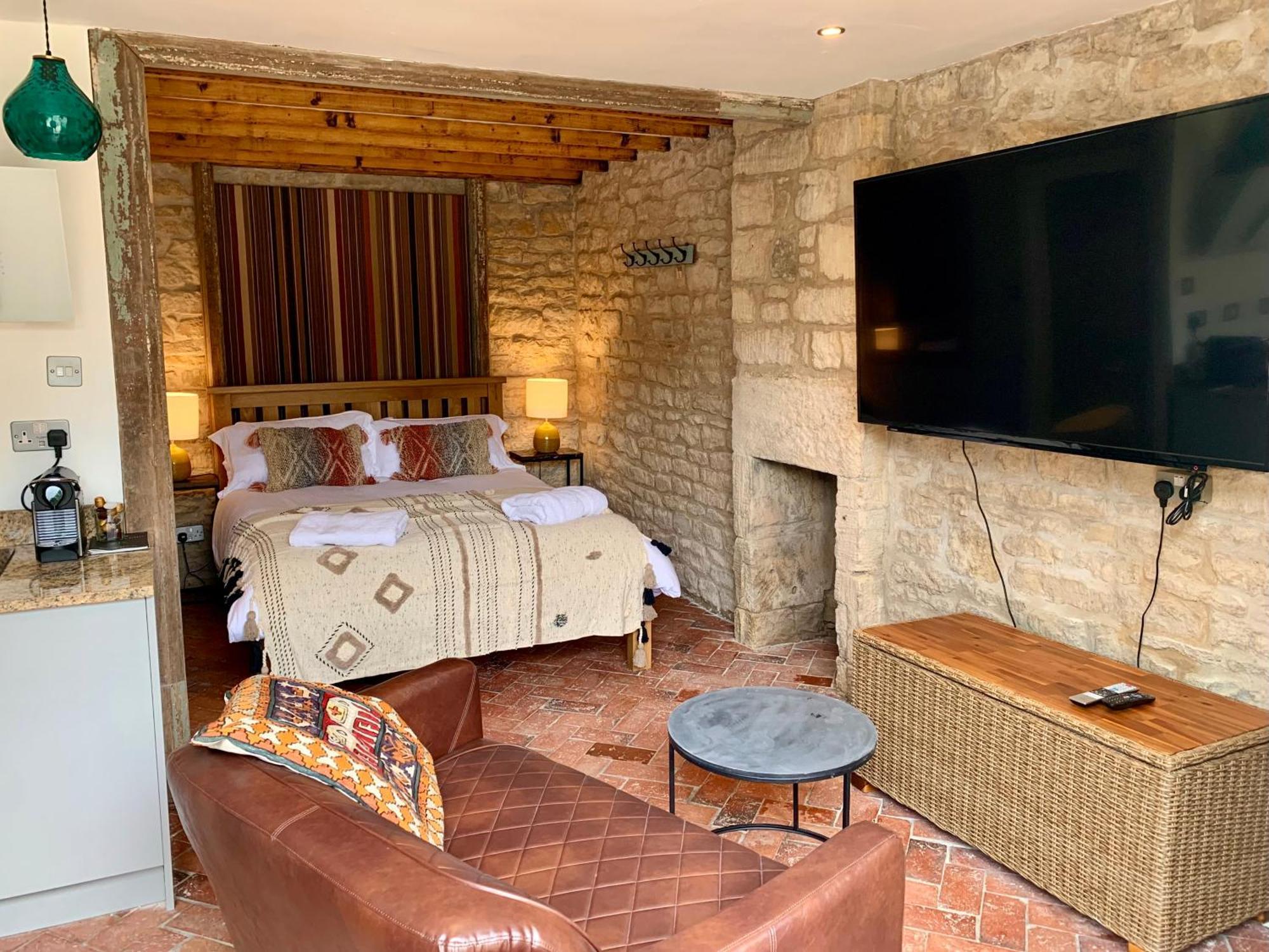 The Coach House And The Stable Apartment Woodchester Room photo